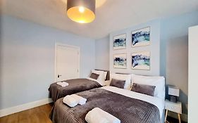 Spacious 2 Bedroom 3 Min Walk Mile End Station -Sleeps 5